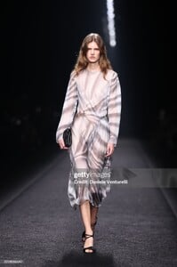 RosaliekeFuchsforAlbertaFerrettiFall-Winter2024Milan02.thumb.jpg.42779a1292ff1dba834e9fe8e0e4de0b.jpg