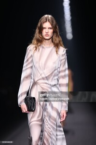 RosaliekeFuchsforAlbertaFerrettiFall-Winter2024Milan04.thumb.jpg.81296d91c3178fdef9634329000bb607.jpg