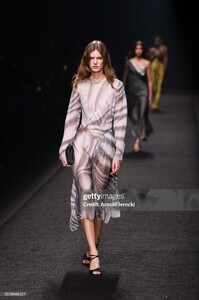 RosaliekeFuchsforAlbertaFerrettiFall-Winter2024Milan09.thumb.jpg.f1db05cdd2774fd334f13751a5aeebb6.jpg