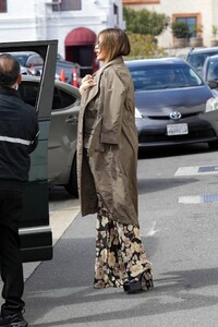 Sofia-Vergara---Wear-floral-print-pants-in-Marina-Del-Rey-13.jpg