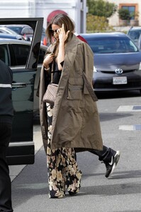 Sofia-Vergara---Wear-floral-print-pants-in-Marina-Del-Rey-27.jpg