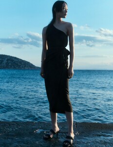 Sora-Choi-by-Robin-Galiegue-for-COS-Summer-2021-Ad-Campaign-3.thumb.jpg.329fbe52fbdc523b98ed36b6707d5ad4.jpg