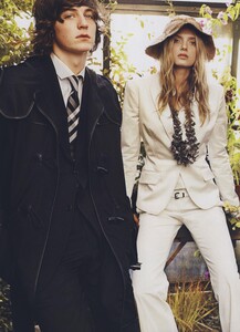 Testino_Burberry_Spring_Summer_2009_07.thumb.jpg.144715e1a082f2450a0f2e56b18e30ad.jpg