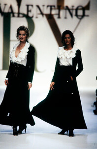 Valentino-FW-1993-0.thumb.jpg.a6cf511fe131be7f720968b643445119.jpg