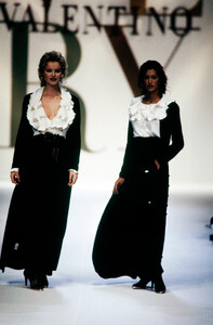 Valentino-FW-1993-1.thumb.jpg.9338050493e15e39f864d78f799e6289.jpg