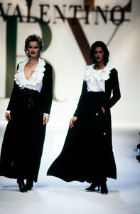 Valentino-FW-1993-2.thumb.jpg.48f4b3f8261eb5319395e486dbefaa9c.jpg