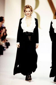 Valentino-FW-1993-3.thumb.jpg.58b27907125184ea3a6478f5a880e329.jpg