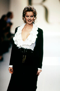 Valentino-FW-1993-4.thumb.jpg.ba2d1749251cd062fee4fedab0e3cf2d.jpg