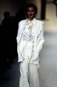 Valentino-FW-1993-7.thumb.jpg.77e0bf40b33aa41c0bbc0303bff80f2f.jpg