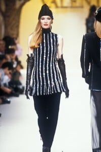 Valentino1992WomenFW1.thumb.jpg.44d88caf38e3e5df7e9e58388d69d0ff.jpg