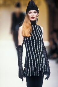 Valentino1992WomenFW2.thumb.jpg.0beed3d35d8251a4a351f1eeac1d1267.jpg