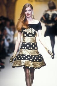 Valentino1992WomenFW26.thumb.jpg.f6965d14d0ad9199b3d95893bde576c9.jpg