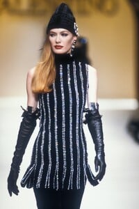 Valentino1992WomenFW3.thumb.jpg.716bbb14be30dfbd08ad7848025ad8d3.jpg