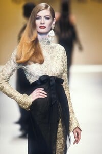 Valentino1992WomenFW30.thumb.jpg.09f107e1148ee67cbc0bdd48373ffb3f.jpg