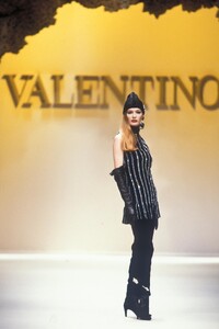 Valentino1992WomenFW4.thumb.jpg.e0f88fd96dec0bf4611eb04a77242e4c.jpg