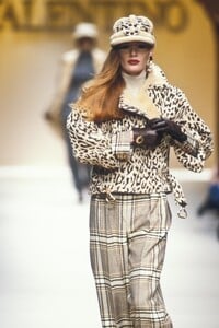 Valentino1992WomenFW5.thumb.jpg.d0159e333996f88142e63a73dad42eaf.jpg