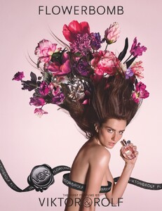 Viktor-Rolf-Flowerbomb-Perfume-Campaign.jpg