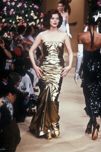 YvesSaintLaurent1990HauteCoutureSS13.thumb.jpg.37e60fe1d54d79908a1afb0a51a99201.jpg