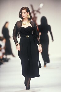 YvesSaintLaurent1990WomenFW11.thumb.jpg.9d20ee07e490a6a83da3c809cfcd8ea8.jpg