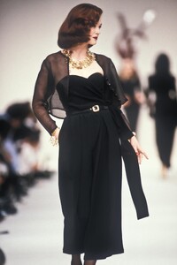 YvesSaintLaurent1990WomenFW12.thumb.jpg.25d723dd02a6a8358cb7f2c4e4221806.jpg