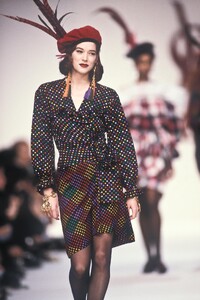 YvesSaintLaurent1990WomenFW6.thumb.jpg.312726e2841839098b1805f421e27489.jpg