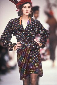 YvesSaintLaurent1990WomenFW7.thumb.jpg.21945afd5d62e0ccb07d2ecb7bc9df66.jpg