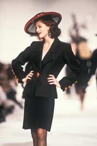 YvesSaintLaurent1990WomenRTW138.thumb.jpg.b8bba61adb798c3930022bb3ddfbca4a.jpg