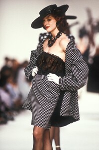 YvesSaintLaurent1990WomenRTW155.thumb.jpg.51fa6ece822c4aa44fd74bcd0ca4a589.jpg