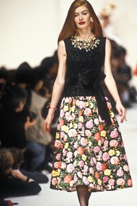 YvesSaintLaurent1992WomenSS126.thumb.jpg.8adbbe9db2a4faeec85f63cbdf35d6a5.jpg