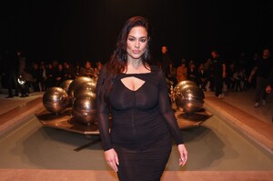 ashley-graham-at-the-isabel-marant-show-during-paris-fashion-week-02-29-2024-3.thumb.jpg.f95797b1f2bd7b24408bb76b00583c50.jpg