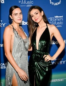bailee-madison-and-victoria-justice-at-billboard-women-in-music-2024-in-inglewood-03-06-2024-2.thumb.jpg.b368a26ac4174643bd247dc02fa3fb21.jpg