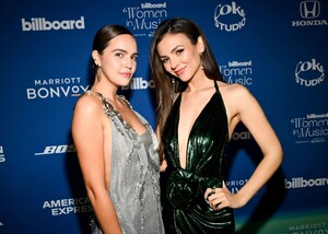 bailee-madison-and-victoria-justice-at-billboard-women-in-music-2024-in-inglewood-03-06-2024-4.thumb.jpg.b189af82e0bcc22a0568485977481b96.jpg