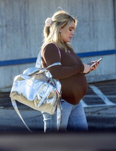 hilary-duff-in-a-brown-form-fitting-sweater-in-los-angeles-02-21-2024-2.jpg