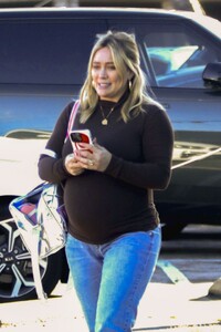 hilary-duff-in-a-brown-form-fitting-sweater-in-los-angeles-02-21-2024-5.jpg