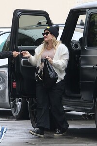 hilary-duff-in-casual-outfit-shopping-at-chanel-in-beverly-hills-02-06-2024-3.jpg