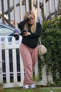 hilary-duff-in-comfy-outfit-in-los-angeles-02-08-2024-2.jpg