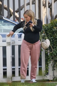 hilary-duff-in-comfy-outfit-in-los-angeles-02-08-2024-5.jpg