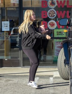 hilary-duff-out-in-los-angeles-02-12-2024-4.jpg