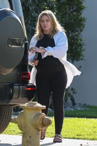 hilary-duff-out-in-los-angeles-02-28-2024-0.jpg