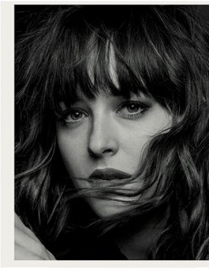 img-dakota-johnson_09365377023-767x1000.thumb.jpg.92d56fedea7bc104c9c28478dd727920.jpg