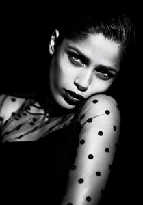 img-freida-pinto-6_144725798828-697x1000.thumb.jpg.3e4f4c530d2a845be9e8e4b7b8a85120.jpg