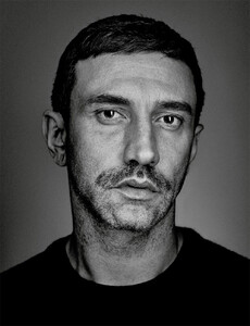 img-givenchy_181212275087-769x1000.thumb.jpg.bc6006178553785be8de0e81b3a49980.jpg