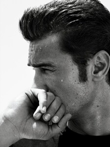 img-james-franco-1_154147554855-751x1000.thumb.jpg.6521bfecc187beab9e8439a2b364d677.jpg