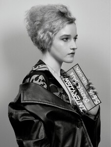 img-julia-garner_203454365213-759x1000.thumb.jpg.a5fcdf0b4f2eec63b3c422318a21a34a.jpg