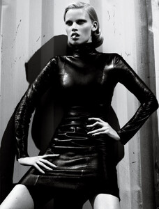 img-lara-stone-10_13122989165-762x1000.thumb.jpg.3649557917abf3306dc9482cc9d98a62.jpg