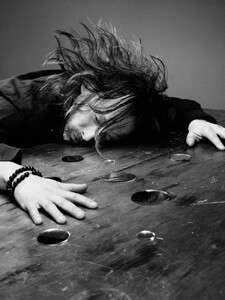 img-thom-yorke-3_155243885196-750x1000.thumb.jpg.c19140896a686e5296df81f858fa4fbf.jpg
