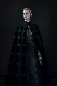 img-valentino_115441118508-667x1000.thumb.jpg.c0d44ea9ccefd0ca0289009ab0fbf785.jpg