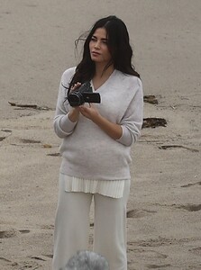 jenna-dewan-the-rookie-set-at-the-beach-in-malibu-12-18-2023-0.jpg