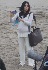 jenna-dewan-the-rookie-set-at-the-beach-in-malibu-12-18-2023-1.jpg