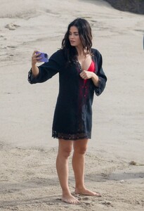 jenna-dewan-the-rookie-set-at-the-beach-in-malibu-12-18-2023-11.jpg